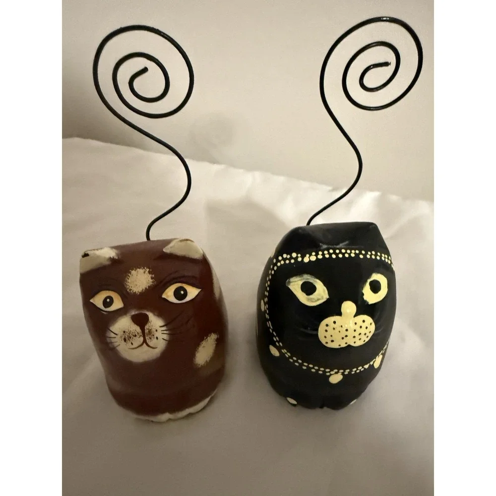 VINTAGE HAND CARVED AND PAINTED WOODEN PAIR OF CATS FIGURINS WIRED TAILS